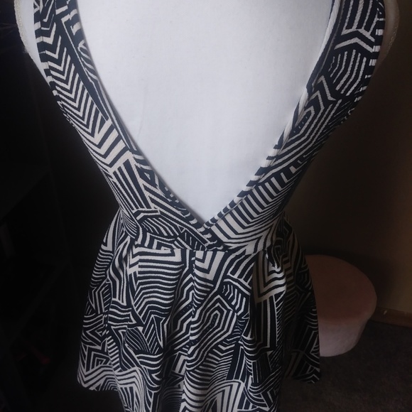 Cute Shasa Geometric Dress - Picture 3 of 6
